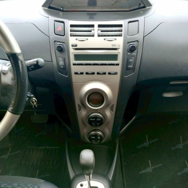 2010年 豐田 YARIS 紫 1.5 後霧燈/方向盤快控鍵/倒車雷達/電動後視鏡/後視鏡指示燈/頭燈水平調整  第10張相片
