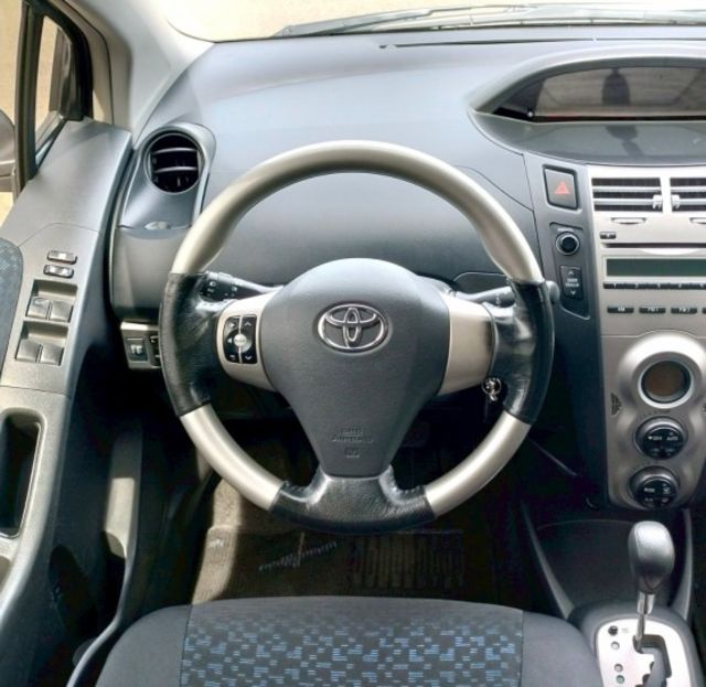 2010年 豐田 YARIS 紫 1.5 後霧燈/方向盤快控鍵/倒車雷達/電動後視鏡/後視鏡指示燈/頭燈水平調整  第12張相片