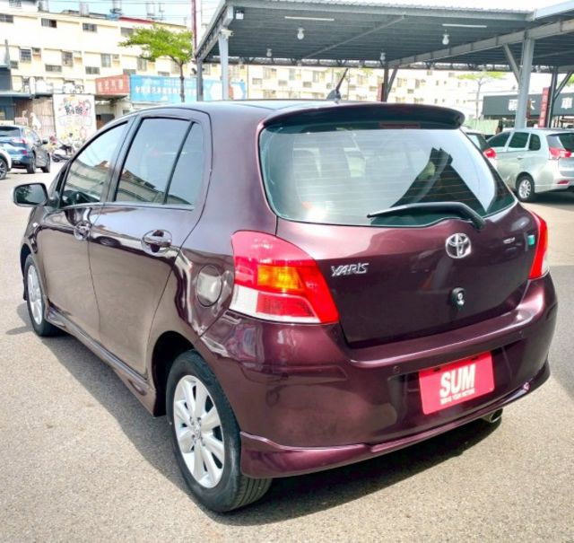 2010年 豐田 YARIS 紫 1.5 後霧燈/方向盤快控鍵/倒車雷達/電動後視鏡/後視鏡指示燈/頭燈水平調整  第17張相片