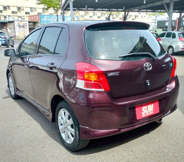 2010年 豐田 YARIS 紫 1.5 後霧燈/方向盤快控鍵/倒車雷達/電動後視鏡/後視鏡指示燈/頭燈水平調整  第19張相片