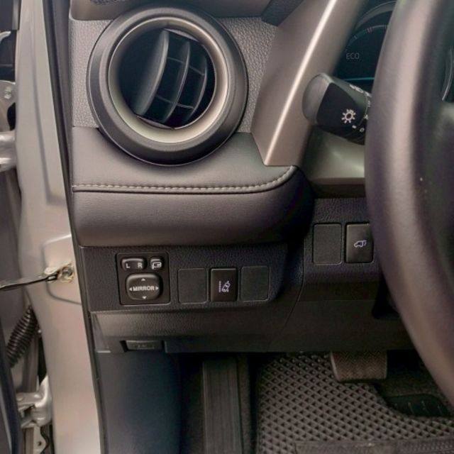 2016年 豐田 RAV4 銀 2.5 油電版 全景天窗/4.2吋大螢幕/電動尾門/HUD抬頭顯示器/車道變換輔助系統  第8張相片