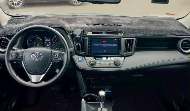 2016年 豐田 RAV4 銀 2.5 油電版 全景天窗/4.2吋大螢幕/電動尾門/HUD抬頭顯示器/車道變換輔助系統  第13張相片