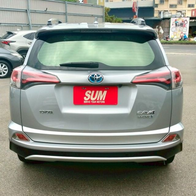 2016年 豐田 RAV4 銀 2.5 油電版 全景天窗/4.2吋大螢幕/電動尾門/HUD抬頭顯示器/車道變換輔助系統  第17張相片