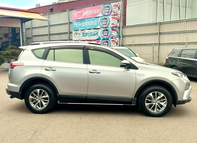 2016年 豐田 RAV4 銀 2.5 油電版 全景天窗/4.2吋大螢幕/電動尾門/HUD抬頭顯示器/車道變換輔助系統  第18張相片
