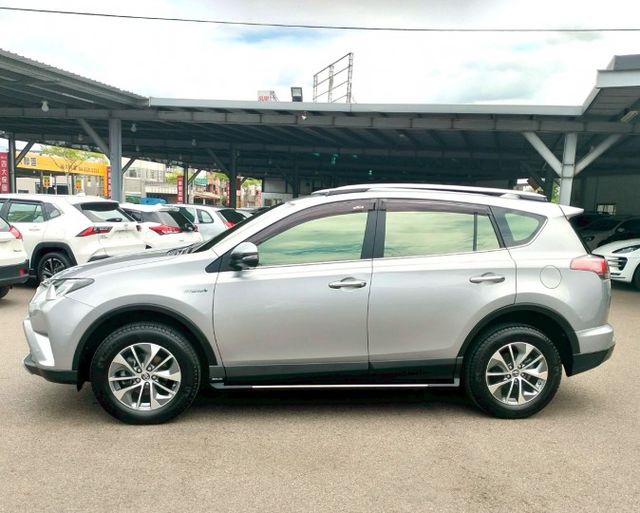 2016年 豐田 RAV4 銀 2.5 油電版 全景天窗/4.2吋大螢幕/電動尾門/HUD抬頭顯示器/車道變換輔助系統  第19張相片