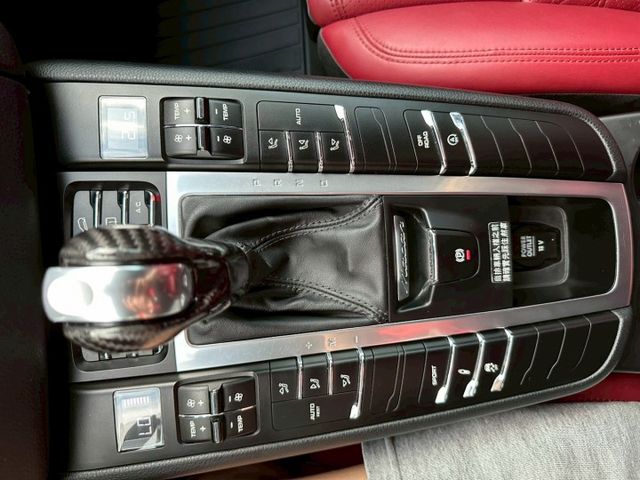 2016年 保時捷 Macan Turbo3.6黑紅內裝/雙前座跑車座椅/BOSE音響/換檔撥片/雙區恆溫空調/電動尾門  第3張相片