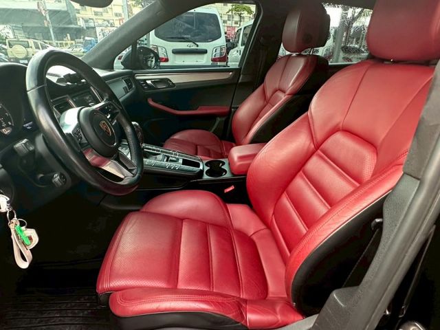2016年 保時捷 Macan Turbo3.6黑紅內裝/雙前座跑車座椅/BOSE音響/換檔撥片/雙區恆溫空調/電動尾門  第9張相片