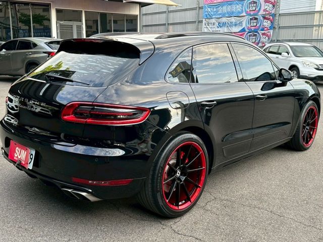 2016年 保時捷 Macan Turbo3.6黑紅內裝/雙前座跑車座椅/BOSE音響/換檔撥片/雙區恆溫空調/電動尾門  第12張相片