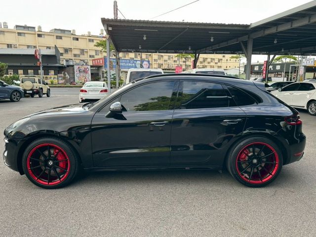 2016年 保時捷 Macan Turbo3.6黑紅內裝/雙前座跑車座椅/BOSE音響/換檔撥片/雙區恆溫空調/電動尾門  第15張相片