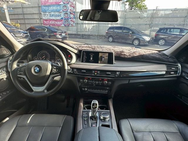 2017 BMW X5 xDrive35i 白 4WD/HK音響/環景影像系統/全景天窗/車道偏離警示/車道變換輔助  第2張相片