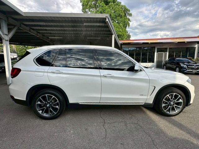 2017 BMW X5 xDrive35i 白 4WD/HK音響/環景影像系統/全景天窗/車道偏離警示/車道變換輔助  第6張相片