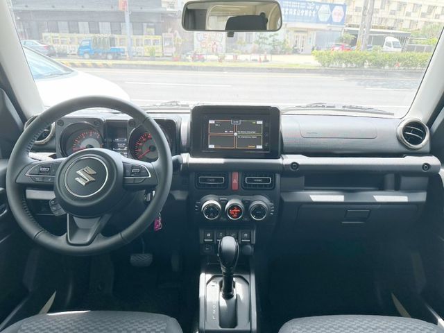 2025年 Suzuki Jimny 1.5 GLX 米黑色/全新車/直柵式水箱+外方框式LED燈組/頭燈清洗器  第2張相片