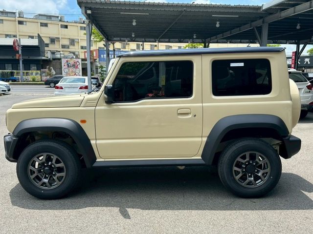 2025年 Suzuki Jimny 1.5 GLX 米黑色/全新車/直柵式水箱+外方框式LED燈組/頭燈清洗器  第4張相片