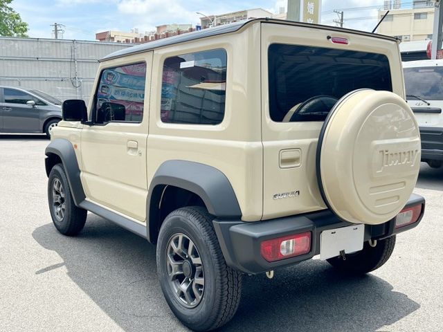 2025年 Suzuki Jimny 1.5 GLX 米黑色/全新車/直柵式水箱+外方框式LED燈組/頭燈清洗器  第5張相片