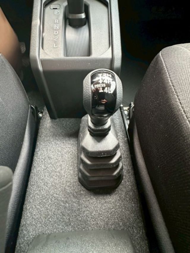 2025年 Suzuki Jimny 1.5 GLX 米黑色/全新車/直柵式水箱+外方框式LED燈組/頭燈清洗器  第9張相片