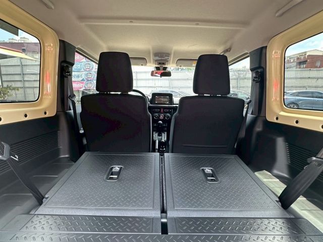 2025年 Suzuki Jimny 1.5 GLX 米黑色/全新車/直柵式水箱+外方框式LED燈組/頭燈清洗器  第11張相片