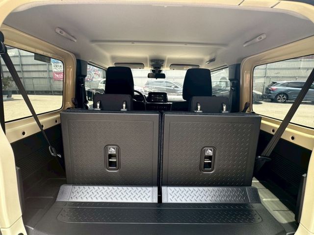 2025年 Suzuki Jimny 1.5 GLX 米黑色/全新車/直柵式水箱+外方框式LED燈組/頭燈清洗器  第12張相片