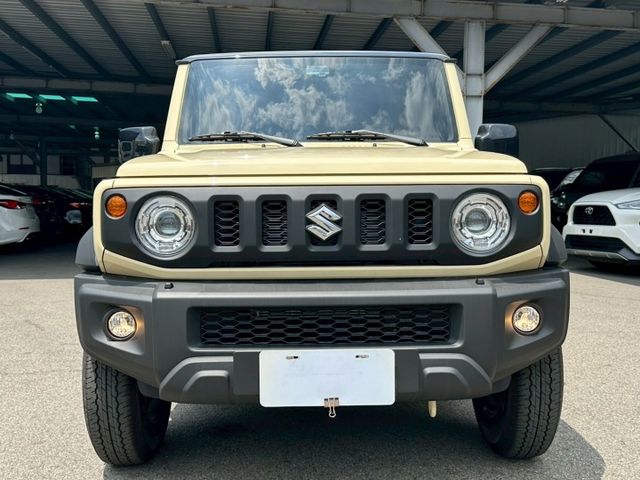 2025年 Suzuki Jimny 1.5 GLX 米黑色/全新車/直柵式水箱+外方框式LED燈組/頭燈清洗器  第13張相片