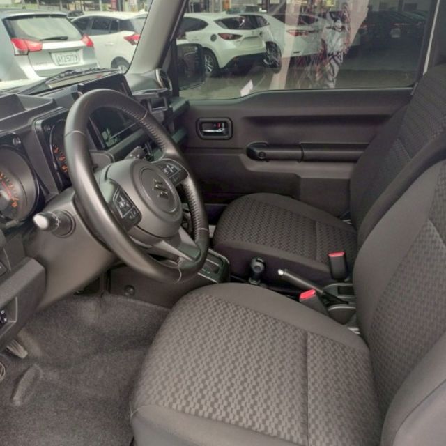 2021年 Suzuki Jimny 1.5 白/空力套件/側踏板/車道偏離警示系統/方向盤快控鍵/恆溫空調/定速巡航  第4張相片