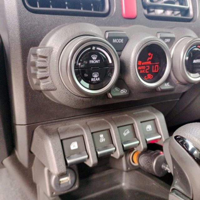 2021年 Suzuki Jimny 1.5 白/空力套件/側踏板/車道偏離警示系統/方向盤快控鍵/恆溫空調/定速巡航  第5張相片