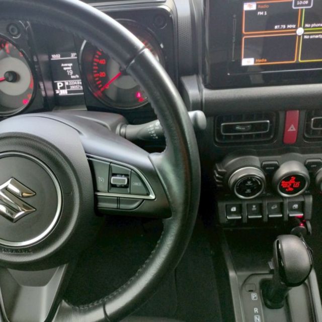 2021年 Suzuki Jimny 1.5 白/空力套件/側踏板/車道偏離警示系統/方向盤快控鍵/恆溫空調/定速巡航  第9張相片