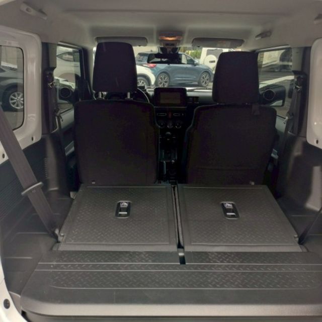 2021年 Suzuki Jimny 1.5 白/空力套件/側踏板/車道偏離警示系統/方向盤快控鍵/恆溫空調/定速巡航  第13張相片