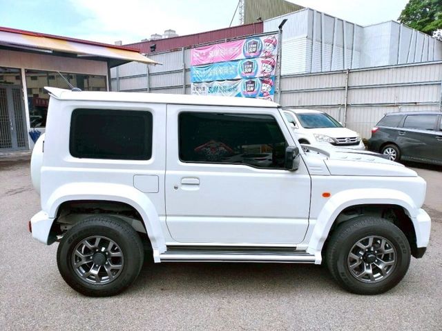 2021年 Suzuki Jimny 1.5 白/空力套件/側踏板/車道偏離警示系統/方向盤快控鍵/恆溫空調/定速巡航  第16張相片