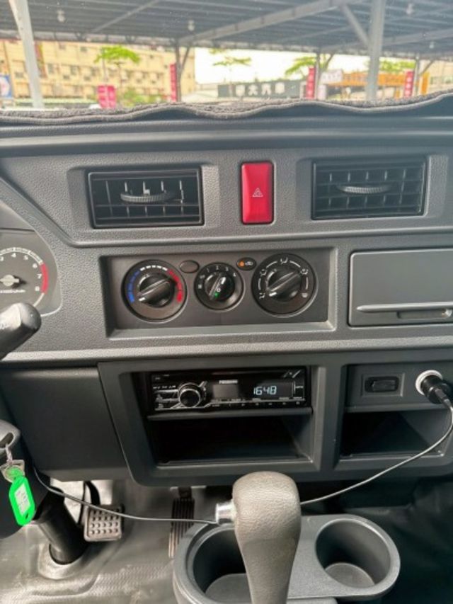 2020年 三菱 DELICA 2.4 白 貨車式 昇降機/方向盤快控鍵/光感應頭燈/頭燈水平調整/前霧燈/後霧燈  第3張相片