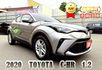2020年 豐田 C-HR 銀 1.2 環景系統/中控螢幕/雙區恆溫空調/摸門解鎖/盲點偵測/LED日行燈/感應式雨刷  第1張縮圖