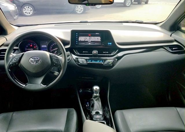 2020年 豐田 C-HR 銀 1.2 環景系統/中控螢幕/雙區恆溫空調/摸門解鎖/盲點偵測/LED日行燈/感應式雨刷  第2張相片