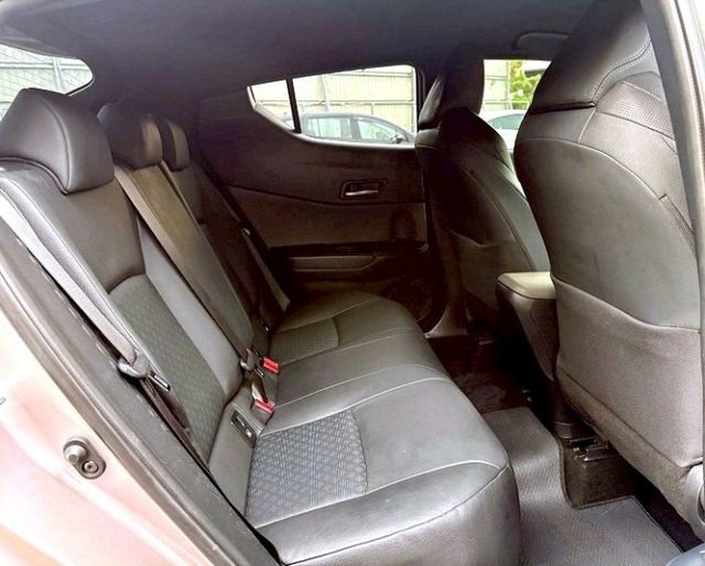 2020年 豐田 C-HR 銀 1.2 環景系統/中控螢幕/雙區恆溫空調/摸門解鎖/盲點偵測/LED日行燈/感應式雨刷  第4張相片