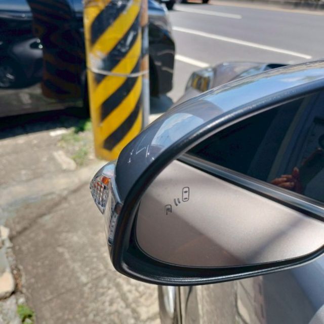 2020年 豐田 C-HR 銀 1.2 環景系統/中控螢幕/雙區恆溫空調/摸門解鎖/盲點偵測/LED日行燈/感應式雨刷  第7張相片