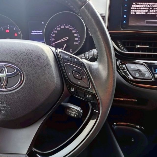 2020年 豐田 C-HR 銀 1.2 環景系統/中控螢幕/雙區恆溫空調/摸門解鎖/盲點偵測/LED日行燈/感應式雨刷  第16張相片