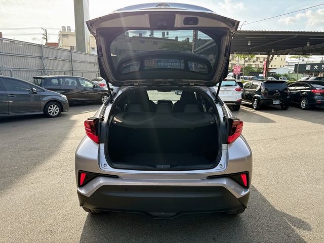 2020年 豐田 C-HR 銀 1.2 環景系統/中控螢幕/雙區恆溫空調/摸門解鎖/盲點偵測/LED日行燈/感應式雨刷  第18張相片
