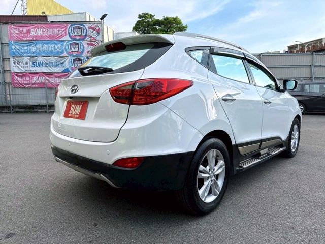 2013年 現代 IX35白 2.4 車頂行李架/中控螢幕/衛星導航/方向盤快控鍵/電動後視鏡/後視鏡指示燈/光感應頭燈  第7張相片