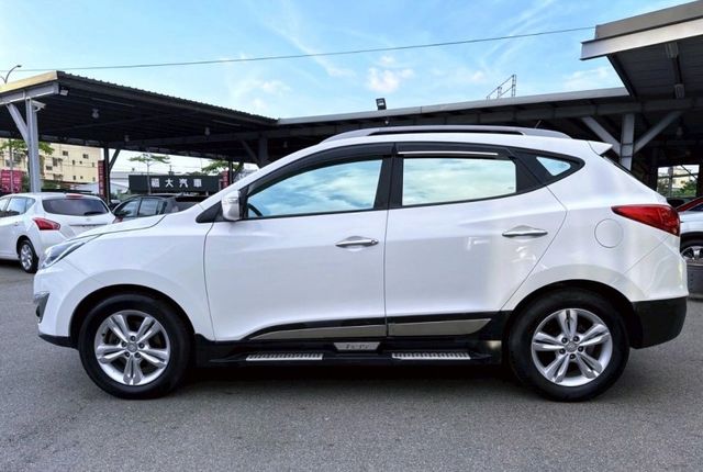 2013年 現代 IX35白 2.4 車頂行李架/中控螢幕/衛星導航/方向盤快控鍵/電動後視鏡/後視鏡指示燈/光感應頭燈  第8張相片