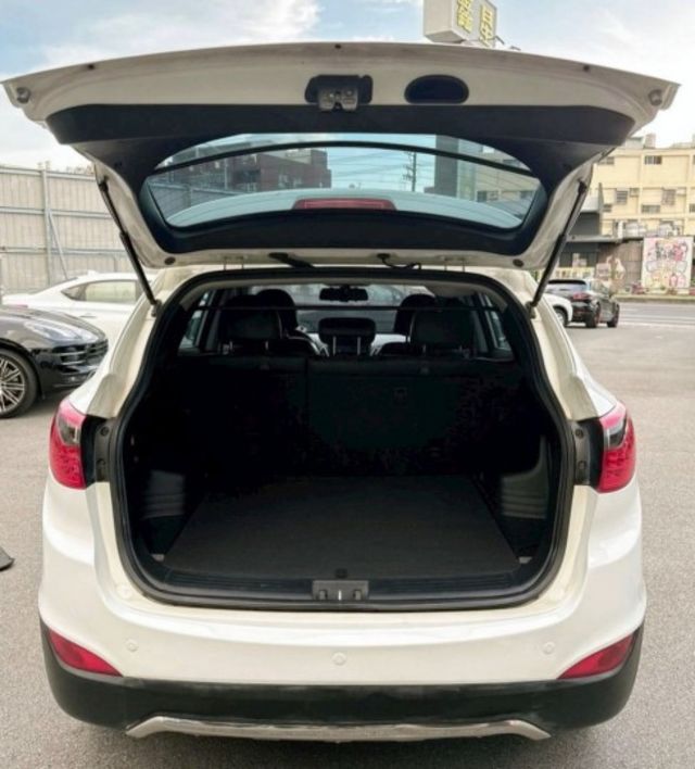 2013年 現代 IX35白 2.4 車頂行李架/中控螢幕/衛星導航/方向盤快控鍵/電動後視鏡/後視鏡指示燈/光感應頭燈  第10張相片