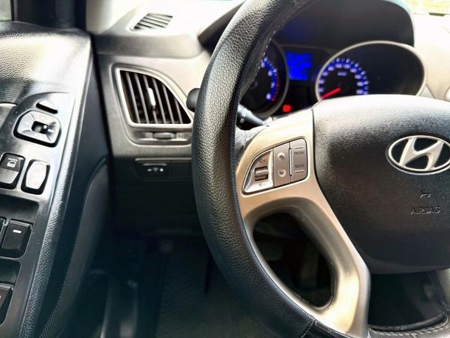 2013年 現代 IX35白 2.4 車頂行李架/中控螢幕/衛星導航/方向盤快控鍵/電動後視鏡/後視鏡指示燈/光感應頭燈  第16張相片