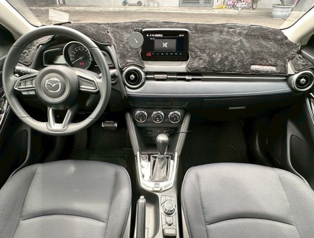 2023年 馬自達 MAZDA2 白1.5中控螢幕/倒車顯影/感應式雨刷/I-KEY/抬頭顯示器/行車紀錄器/電動後視鏡  第2張相片