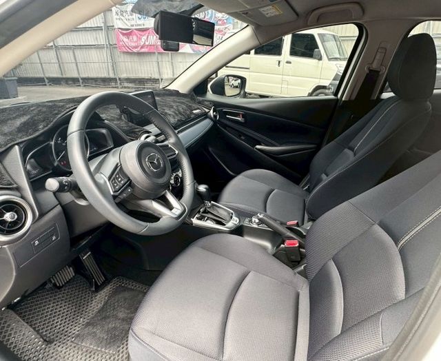 2023年 馬自達 MAZDA2 白1.5中控螢幕/倒車顯影/感應式雨刷/I-KEY/抬頭顯示器/行車紀錄器/電動後視鏡  第3張相片