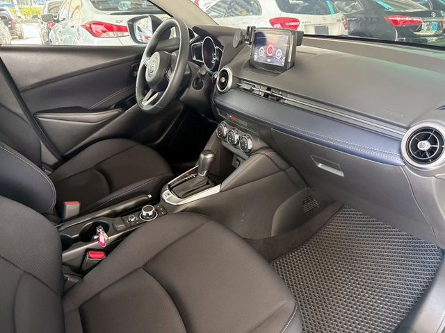 2023年 馬自達 MAZDA2 白1.5中控螢幕/倒車顯影/感應式雨刷/I-KEY/抬頭顯示器/行車紀錄器/電動後視鏡  第5張相片