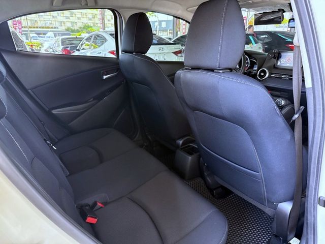 2023年 馬自達 MAZDA2 白1.5中控螢幕/倒車顯影/感應式雨刷/I-KEY/抬頭顯示器/行車紀錄器/電動後視鏡  第6張相片