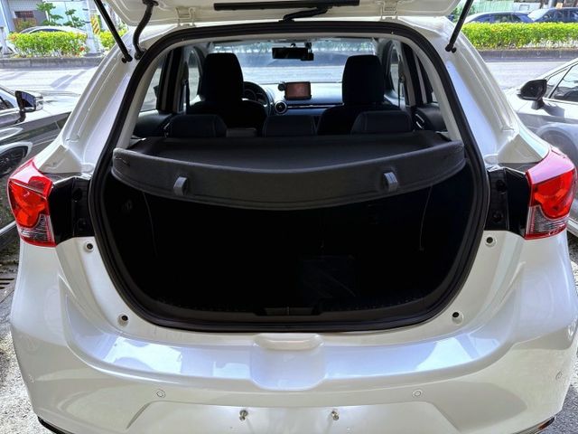 2023年 馬自達 MAZDA2 白1.5中控螢幕/倒車顯影/感應式雨刷/I-KEY/抬頭顯示器/行車紀錄器/電動後視鏡  第18張相片