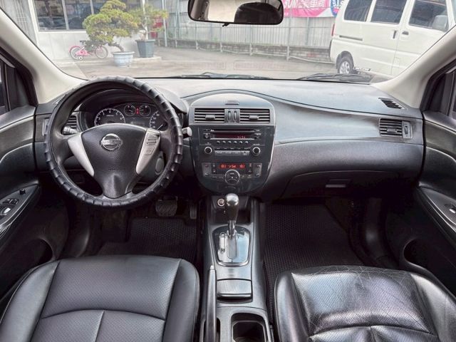 2013年 日產 TIIDA 白 1.6 恆溫空調/摸門解鎖/I-KEY/方向盤快控鍵/光感應頭燈/倒車雷達/前霧燈  第2張相片