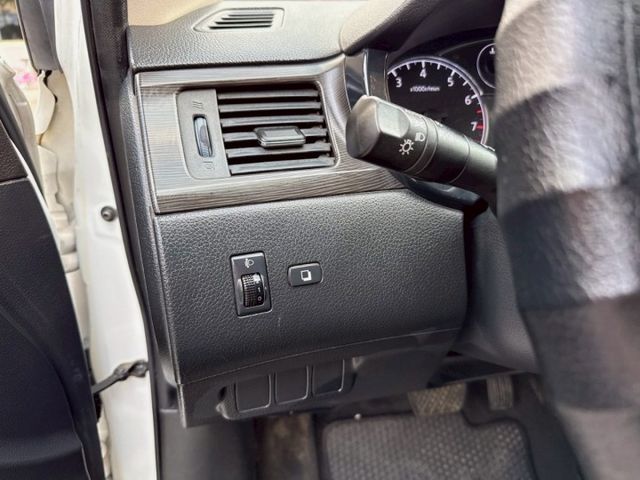 2013年 日產 TIIDA 白 1.6 恆溫空調/摸門解鎖/I-KEY/方向盤快控鍵/光感應頭燈/倒車雷達/前霧燈  第7張相片