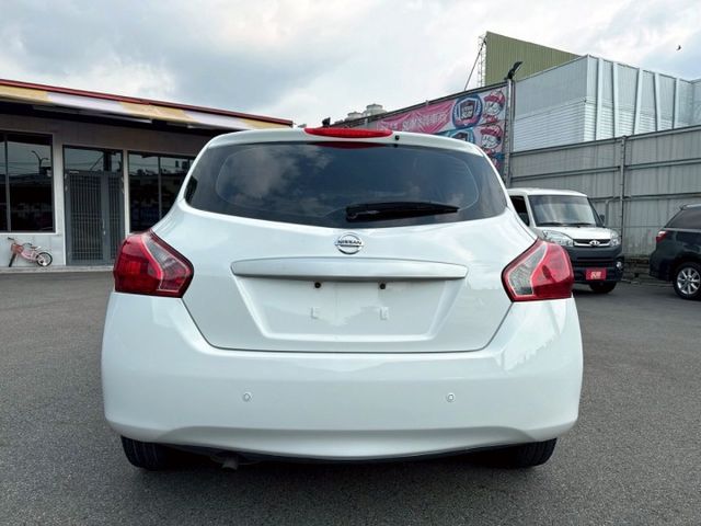 2013年 日產 TIIDA 白 1.6 恆溫空調/摸門解鎖/I-KEY/方向盤快控鍵/光感應頭燈/倒車雷達/前霧燈  第10張相片