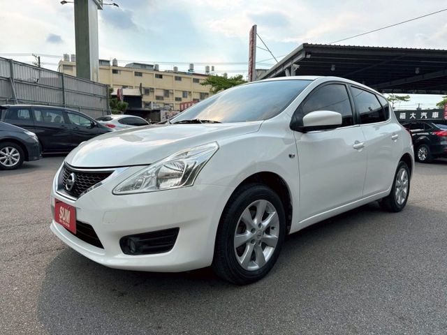 2013年 日產 TIIDA 白 1.6 恆溫空調/摸門解鎖/I-KEY/方向盤快控鍵/光感應頭燈/倒車雷達/前霧燈  第11張相片