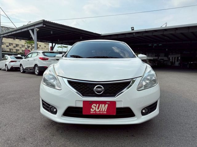 2013年 日產 TIIDA 白 1.6 恆溫空調/摸門解鎖/I-KEY/方向盤快控鍵/光感應頭燈/倒車雷達/前霧燈  第12張相片
