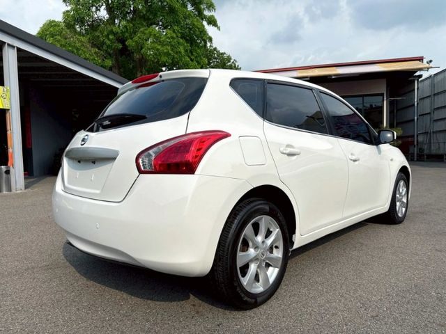 2013年 日產 TIIDA 白 1.6 恆溫空調/摸門解鎖/I-KEY/方向盤快控鍵/光感應頭燈/倒車雷達/前霧燈  第14張相片