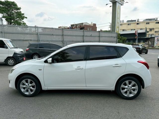 2013年 日產 TIIDA 白 1.6 恆溫空調/摸門解鎖/I-KEY/方向盤快控鍵/光感應頭燈/倒車雷達/前霧燈  第15張相片